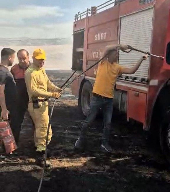 Siirt’te anız yangınına müdahale eden itfaiye aracı alevlere teslim oldu Siirt’te anız yangınına müdahale eden itfaiye aracı, alevlerin arasında kaldı.