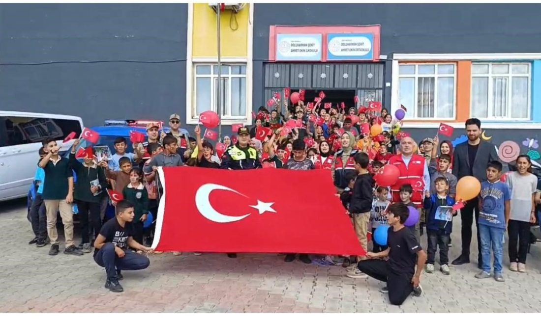 Siirt İl Jandarma Komutanlığı, öğrencilerle bir araya gelerek hem trafik