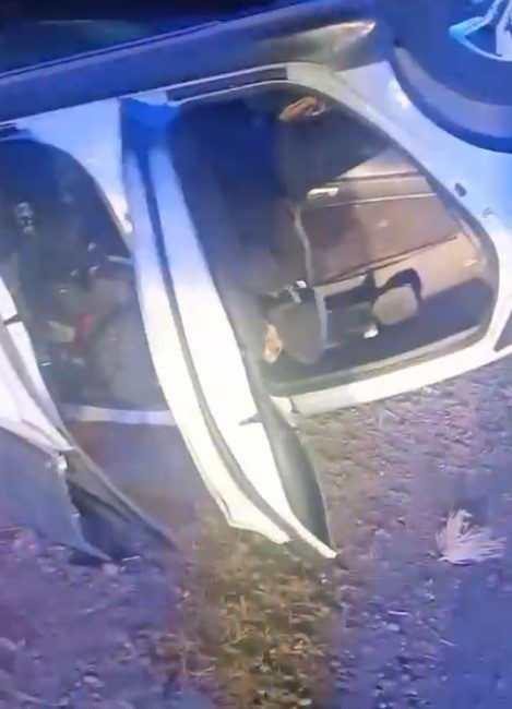 Siirt’te otomobil takla attı: 2 yaralı Siirt’te sürücüsünün direksiyon hakimiyetini kaybettiği otomobil takla attı. Kazada 2