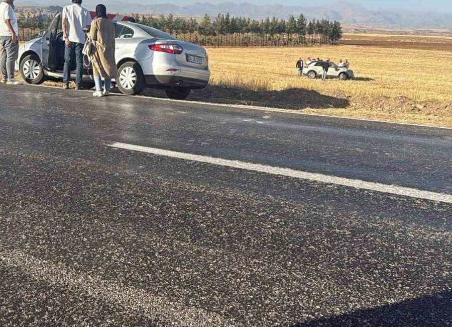 Siirt’te otomobil takla attı: Anne ve çocuğu yaralandı Siirt’in Kurtalan ilçesinde direksiyon otomobiliyle kaza yapan anne ve çocuğu
