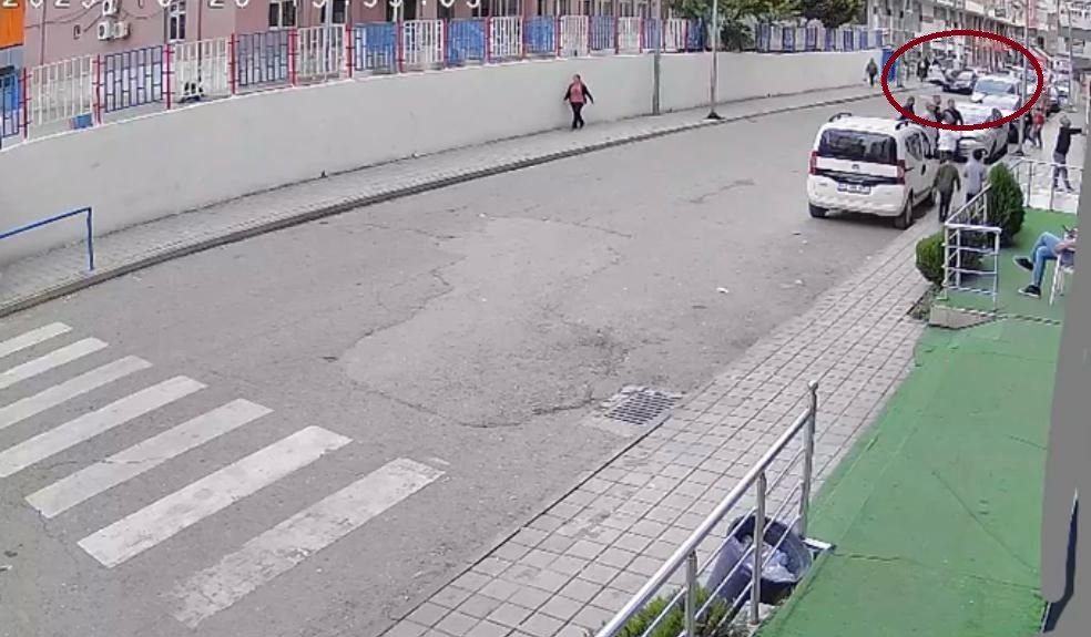 Siirt’in Kurtalan ilçesinde 10 yaşındaki çocuğa otomobilin çarpma anı güvenlik