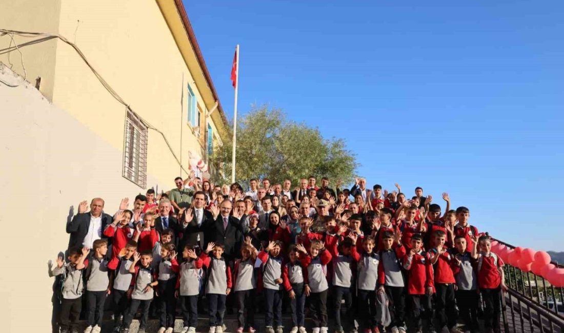 Siirt’te “Şehitler Kütüphanesi” hizmete açıldı Siirt’in Eruh ilçesine bağlı Dağdöşü köyünde, kırsalda eğitim gören öğrencilerin