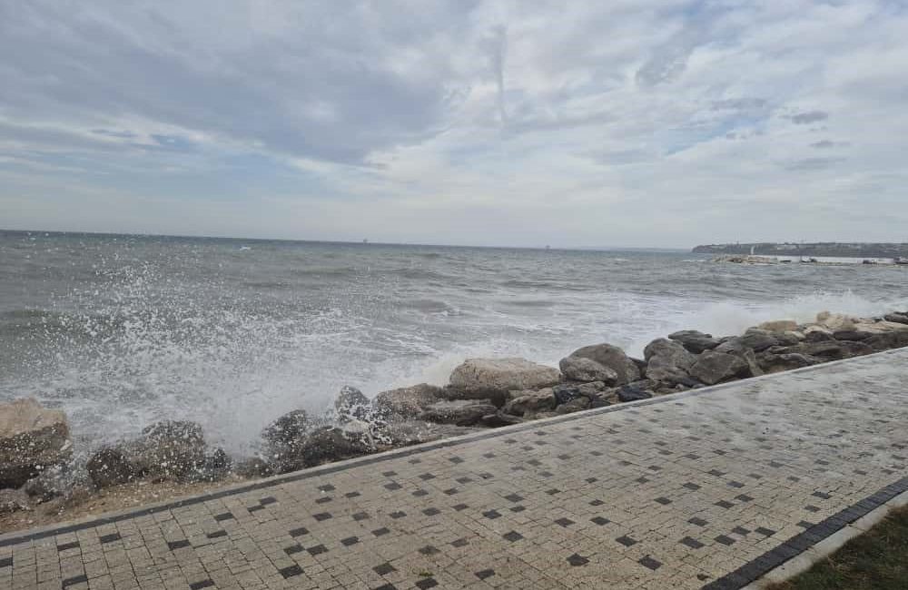 İstanbul Silivri sahilinde etkili olan şiddetli lodos nedeniyle oluşan dev