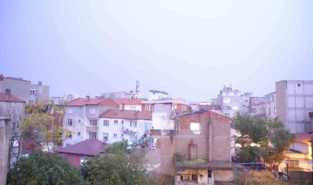 Balıkesir’in Edremit Körfezi’nde akşam saatlerinde etkili olan sağanak yağışla birlikte