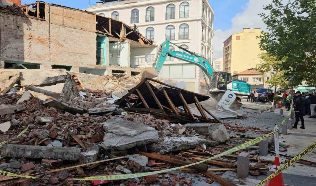 Balıkesir’in Sındırgı ilçesinde meydana gelen 6.1 büyüklüğündeki depremin ardından, yıkılan