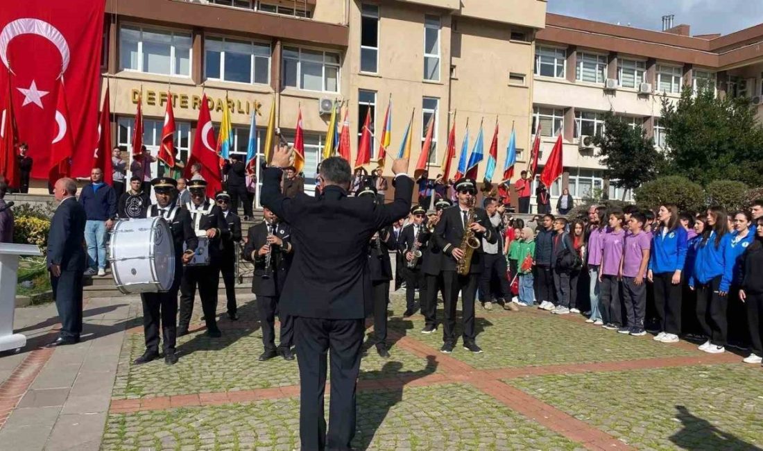 Sinop’ta Cumhuriyet Bayramı kapsamında çelenk sunma töreni yapıldı. Cumhuriyet’in 102.