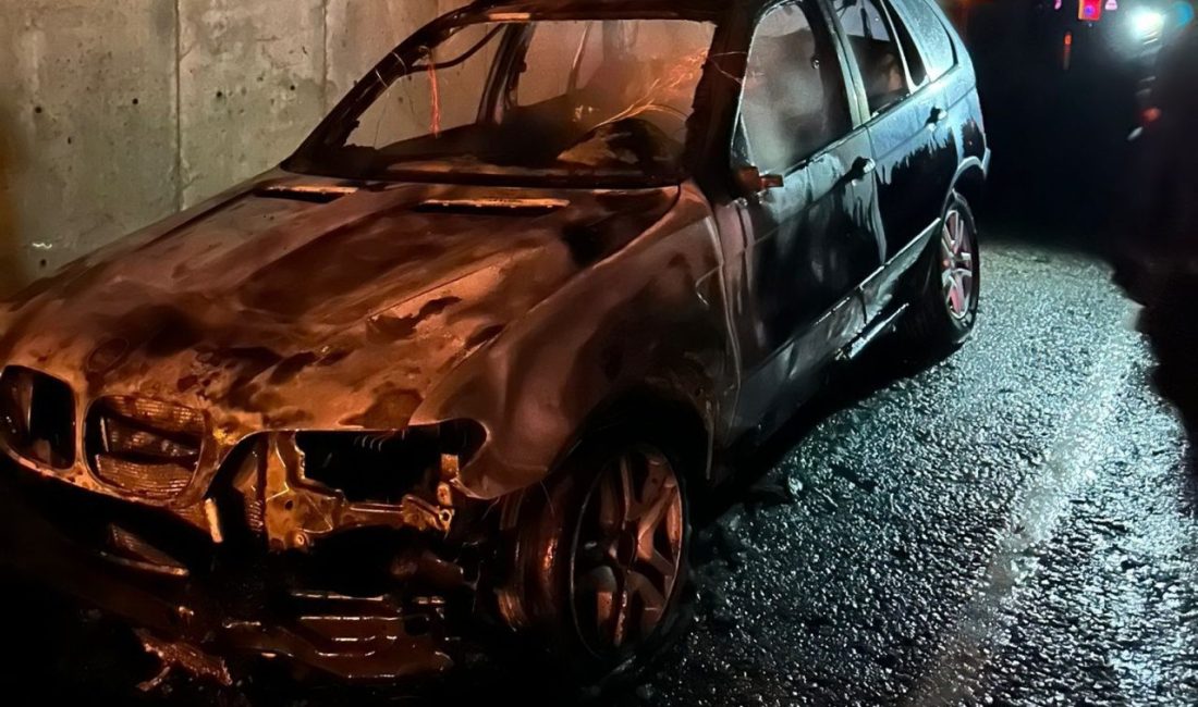 Sinop’ta yabancı plakalı araç küle döndü Sinop’un Türkeli ilçesinde yabancı plakalı bir cip, çıkan yangın sonucu