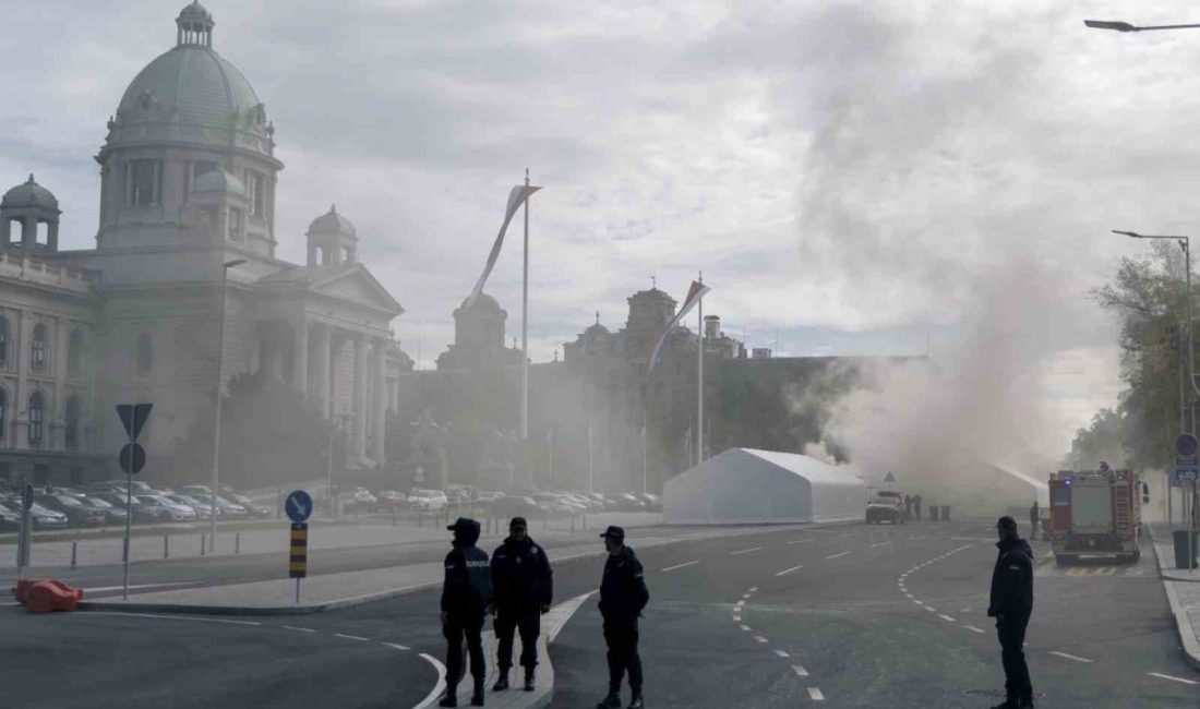 Sırbistan parlamentosu önünde silahlı bir saldırgan, iktidar destekçisi göstericilerin çadır
