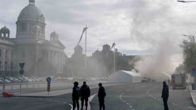 Sırbistan parlamentosu önünde silahlı bir saldırgan, iktidar destekçisi göstericilerin çadır
