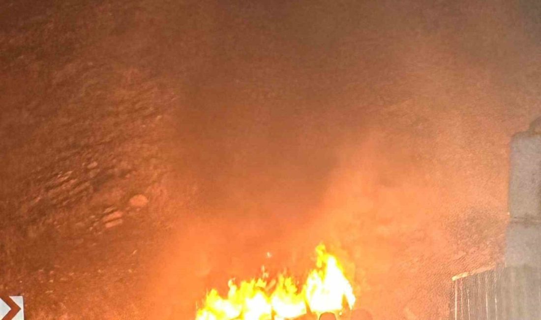 Şırnak-Uludere karayolunda seyir halindeyken alev alan araç kullanılamaz hale geldi.