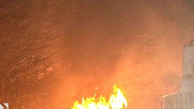 Şırnak-Uludere karayolunda seyir halindeyken alev alan araç kullanılamaz hale geldi.