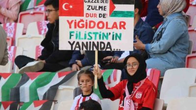 Sivassporlu taraftarlar, Serispor maçında tribünleri doldurarak hem takımlarına destek oldu