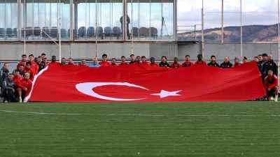 Sivasspor teknik heyeti ve futbolcuları, 29 Ekim Cumhuriyet Bayramı’nı, Ümraniyespor