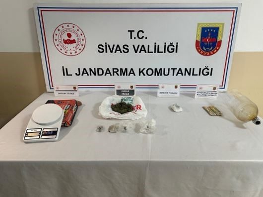 Sivas’ta jandarma ekiplerince bir şahsin evinde yapılan aramada uyuşturucu maddeler