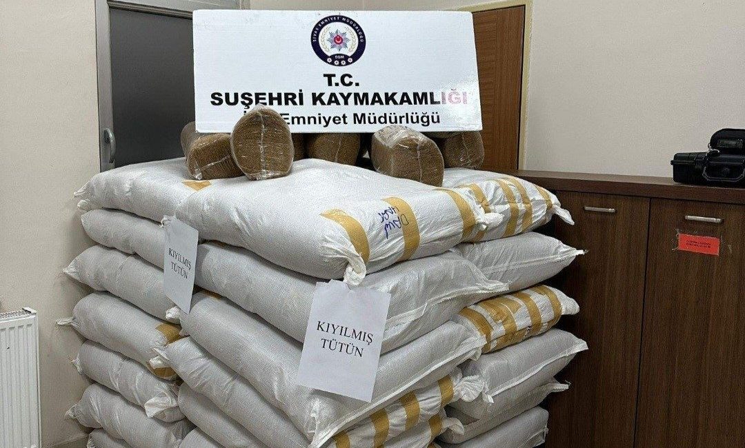 Sivas’ta kaçak tütün operasyonu: 900 kilo kıyılmış tütün ele geçirildi Sivas’ın Suşehri ilçesinde polis ekiplerince gerçekleştirilen operasyonda 900 kilogram kıyılmış