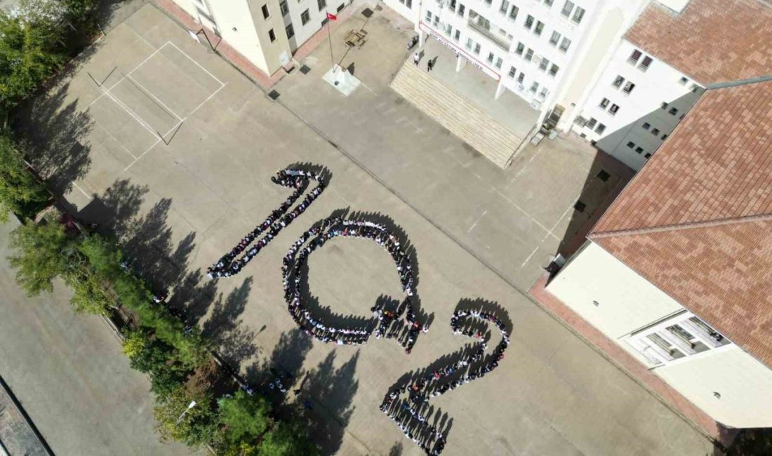 Şanlıurfa’nın Siverek ilçesinde lise öğrencileri, Cumhuriyetin 102. yılını anlamlı bir