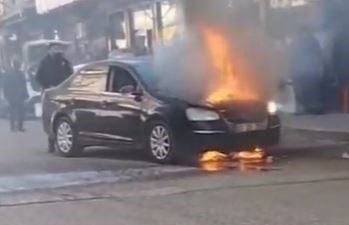 Şanlıurfa’nın Siverek ilçesinde park halindeki bir otomobilde çıkan yangın paniğe
