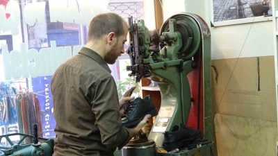 Kocaeli’de 20 yıldır baba mesleğini sürdüren Rıdvan İlmen, ayakkabı tamirciliğinde