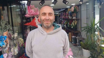 Kayseri’de 20 yıldır çiçekçilik yapan Erdem Sarı, soğuk havalarda çiçeklerin