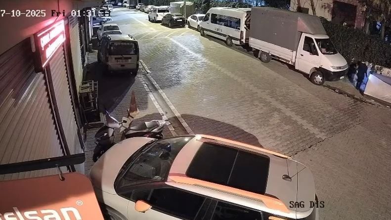 Sokakta ateş yakıp kaçtı: Park halindeki araç yanmaktan son anda kurtuldu İstanbul Esenyurt’ta bir şahıs, sokakta ateş yakarak kaçtı. Kısa sürede
