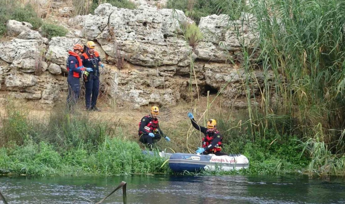 Antalya’da Düden Çayı’nda su teresi toplayan çift, su yüzeyinde otlara