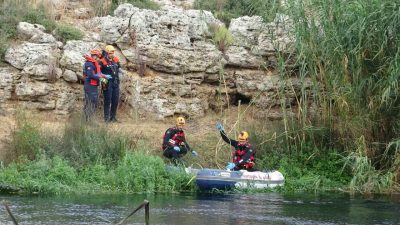 Antalya’da Düden Çayı’nda su teresi toplayan çift, su yüzeyinde otlara