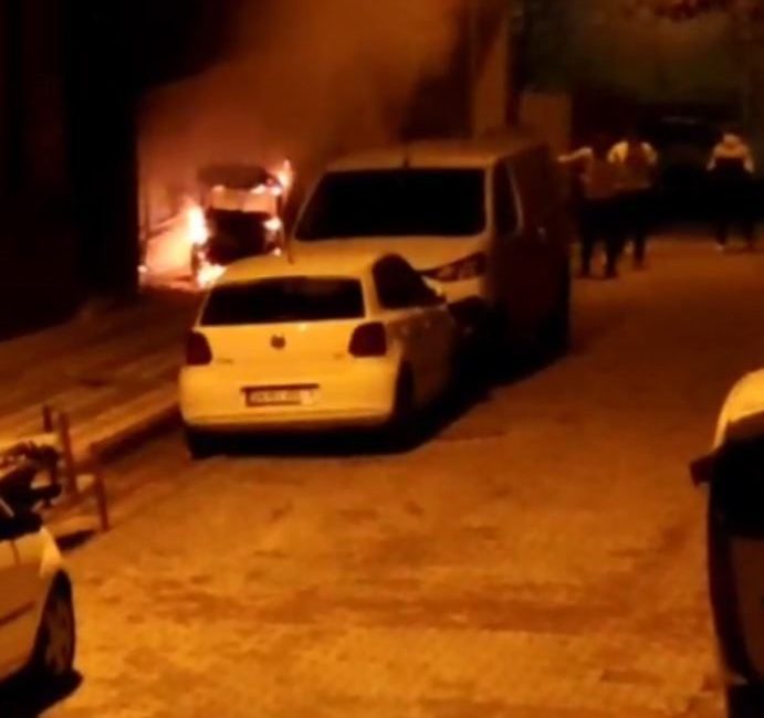 Sultangazi’de elektrikli araç yanarak küle döndü Sultangazi’de park halindeki bir elektrikli araçta yangın çıktı. Araç kullanılamaz