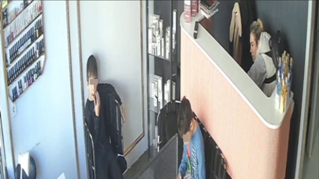 Sultangazi’de güzellik merkezine müşteri kılığında gelen kadın, personelin müşterilerle ilgilendiği