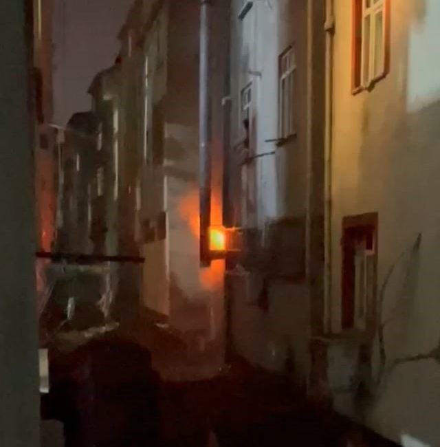 Sultangazi’de kebap salonunda yangın: Alevlere hortum ve kovalarla müdahale ettiler İstanbul Sultangazi’de gece saatlerinde bir kebap salonunun baca kısmında yangın