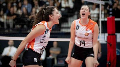 Eczacıbaşı Dynavit, Vodafone Sultanlar Ligi’nin ilk derbisinde konuk ettiği V.