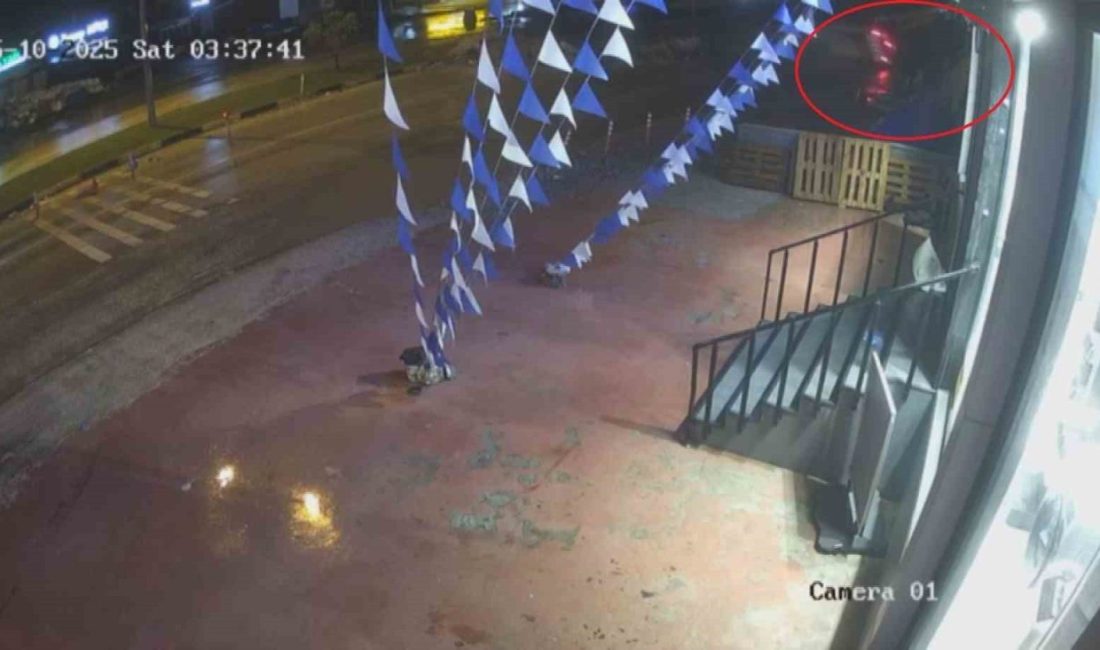 Hatay’da sürücüsünün kontrolünü kaybettiği hafif ticari aracın takla atarak yol