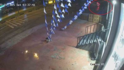 Hatay’da sürücüsünün kontrolünü kaybettiği hafif ticari aracın takla atarak yol