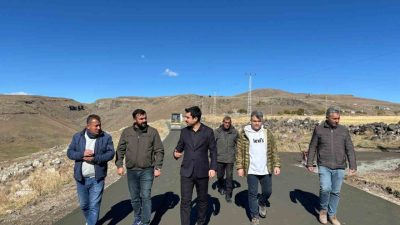 Susuz’da köy yolları beton oluyor, vatandaşların yüzleri, yapılan modern yollarla