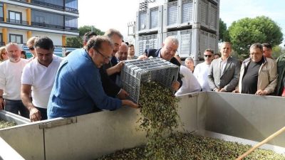 Edremit’te düzenlenen FestOlive Edremit Zeytinyağı Tadım Festivali’nde gazetecilerin sorularını yanıtlayan