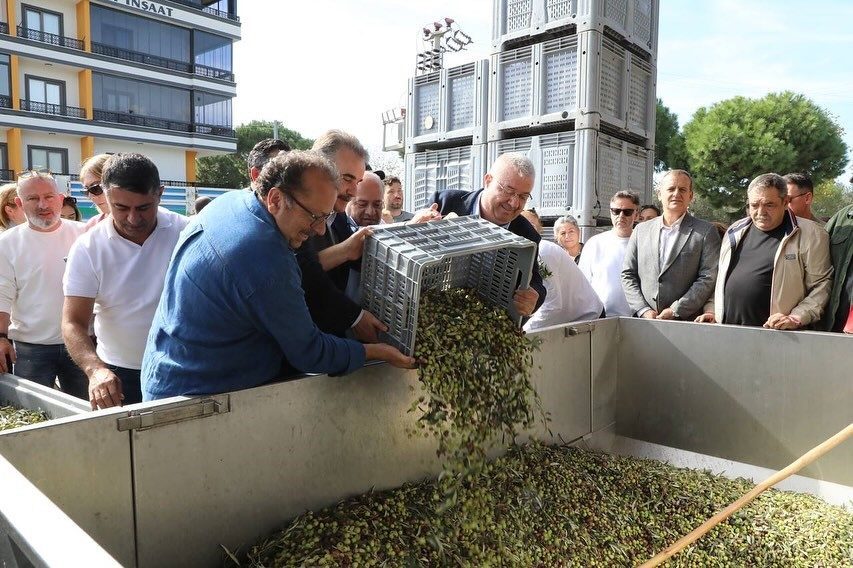 Edremit’te düzenlenen FestOlive Edremit Zeytinyağı Tadım Festivali’nde gazetecilerin sorularını yanıtlayan