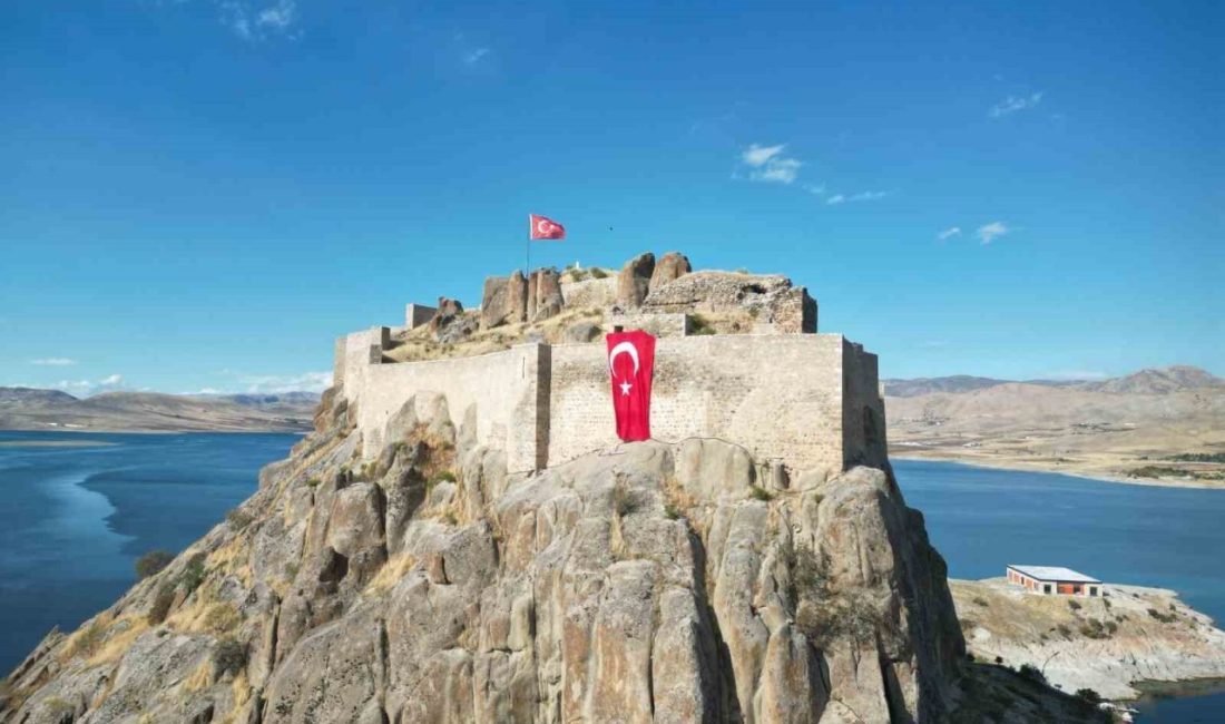 Pertek Kalesi’ndeki adada çalışan işçiler, 29 Ekim Cumhuriyet Bayramı dolayısıyla