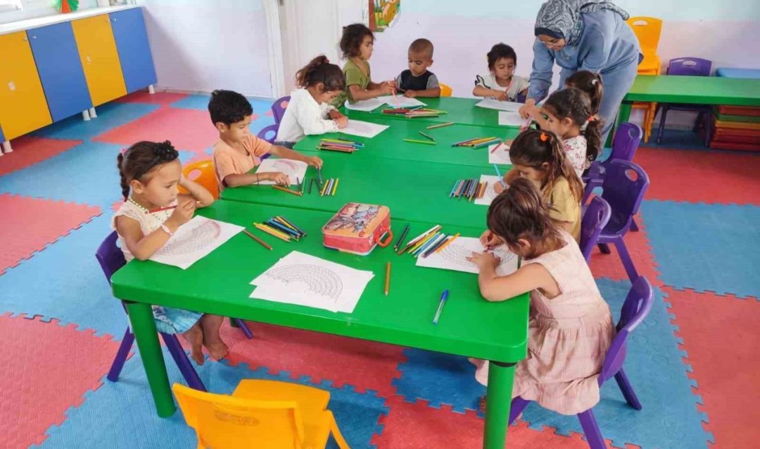 Adana’da çadırlarda yaşayan tarım işçilerinin çocukları, kendileri için yapılan konteyner