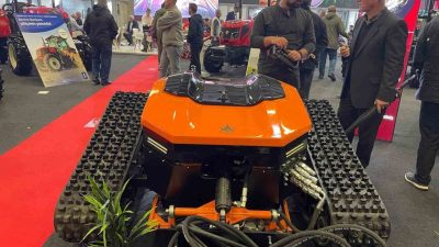 Türk mühendislerce üretilen uzaktan kumandalı tarım makinesi, tarlada çiftçinin dostu