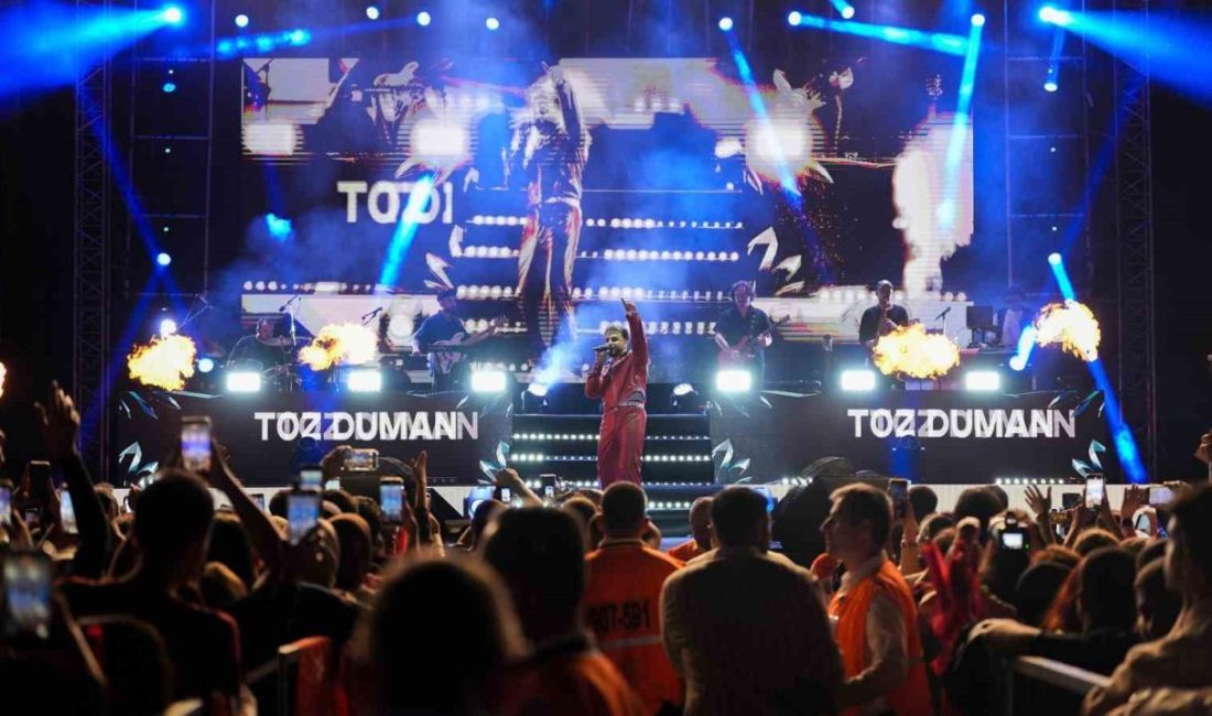 Tarsus Belediyesinin 29 Ekim Cumhuriyet Bayramı kutlamaları kapsamında düzenlediği konserde