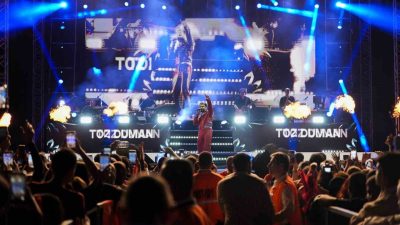 Tarsus Belediyesinin 29 Ekim Cumhuriyet Bayramı kutlamaları kapsamında düzenlediği konserde