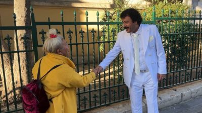 Saçı, giyimi, sesiyle Müslüm Gürses’i andıran Cevher Canses isimli vatandaş,