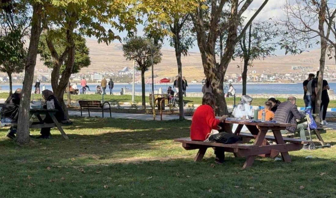 Tatvan’da güzel havayı fırsat bilenler sahile akın etti Bitlis’in Tatvan ilçesinde ekim ayının ortalarında etkili olan güneşli hava,