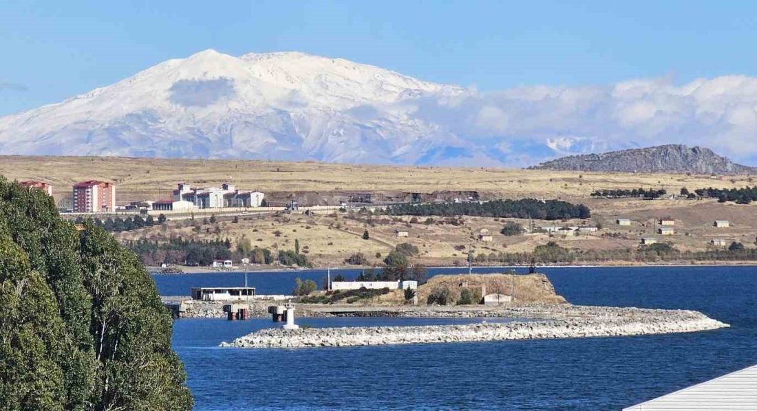 Bitlis’in Tatvan ilçesinin yüksek kesimleri yağan karla beyaza büründü. Tatvan