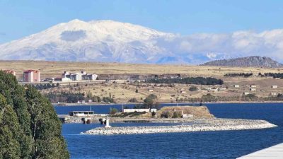 Bitlis’in Tatvan ilçesinin yüksek kesimleri yağan karla beyaza büründü. Tatvan