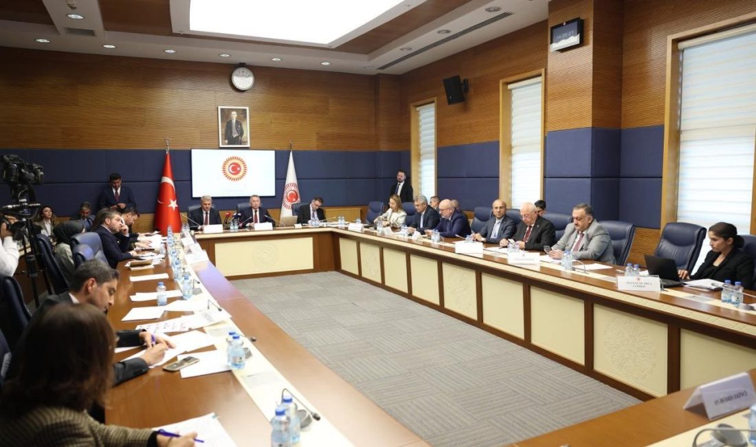 TBMM Dışişleri Komisyonu Başkanı Oktay: “SDG’nin Suriye ile bütünleşmesinin en kısa zamanda gerçekleşmesi gerekmektedir” TBMM Dışişleri Komisyonu Başkanı Fuat Oktay, “SDG’nin Suriye ile bütünleşmesinin
