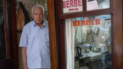 Antalya’da tarihi Zincirli Han’ın içinde yalnızca 5 metrekarelik ahşap kulübede