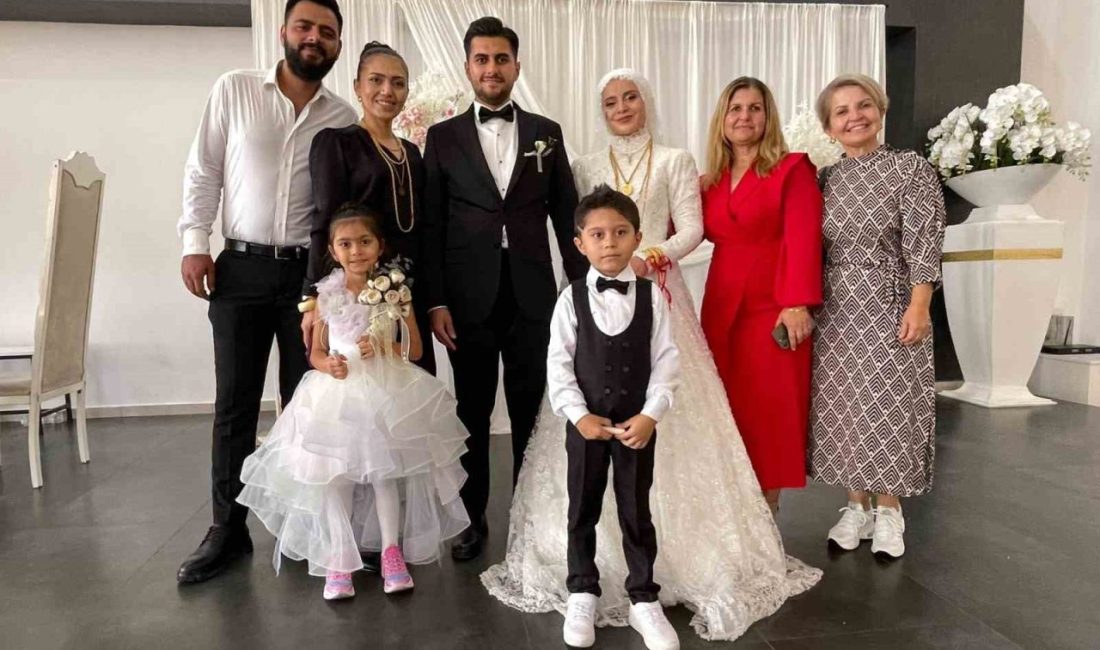 Antalya’nın Alanya ilçesinde dünyaevine giren genç çifte damadın babaannesi tarafından