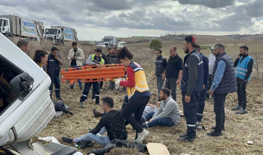Tekirdağ’da can pazarı: Çöp kamyonu metrelerce yüksekten şarampole uçtu, 3 işçi yaralandı Tekirdağ Çorlu’da yoldan çıkan çöp kamyonunun, metrelerce yüksekten şarampole uçması