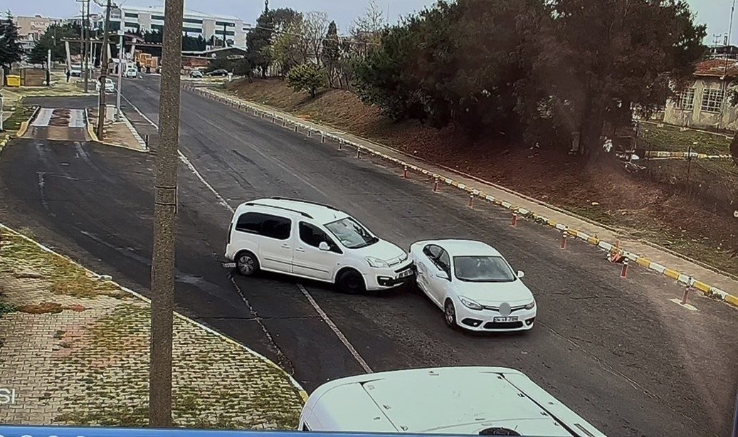 Tekirdağ’da kontrolsüz dönüş yapan araç kazaya neden oldu: 1 yaralı Tekirdağ’ın Ergene ilçesinde kontrolsüz dönüş yapan hafif ticari aracın otomobile