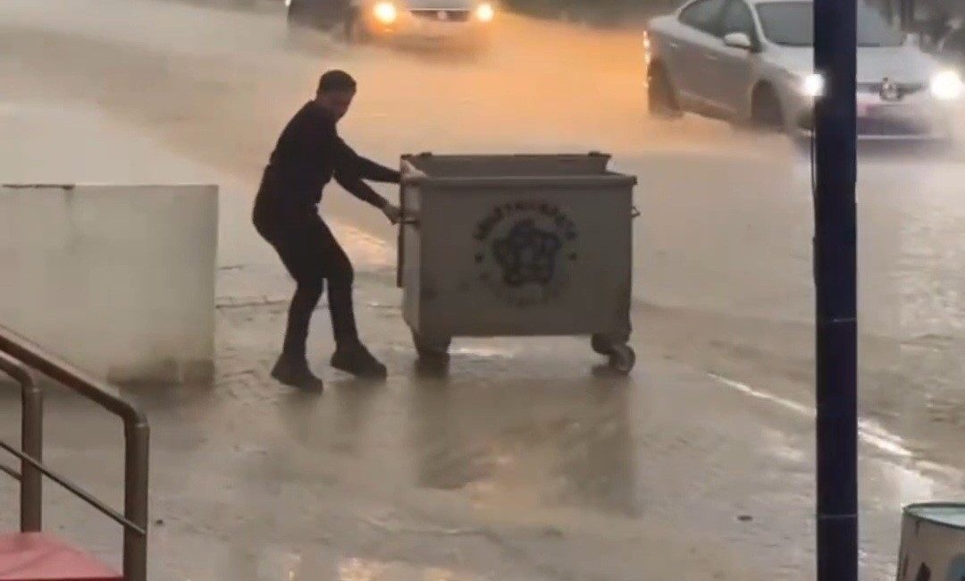 Tekirdağ’ın merkez Süleymanpaşa ilçesinde etkili olan sağanak yağışta bazı köprü